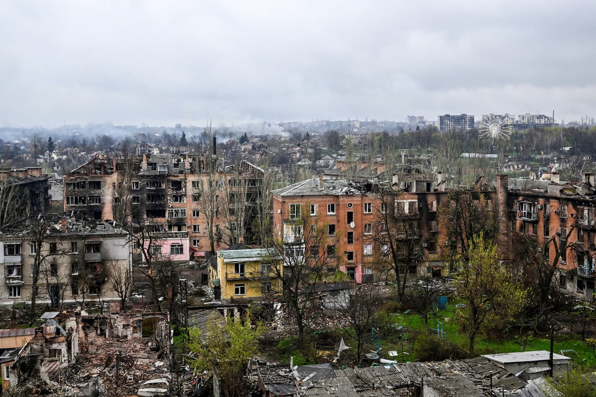 View of the amusement park and residential buildings in front of it in Bakhmut