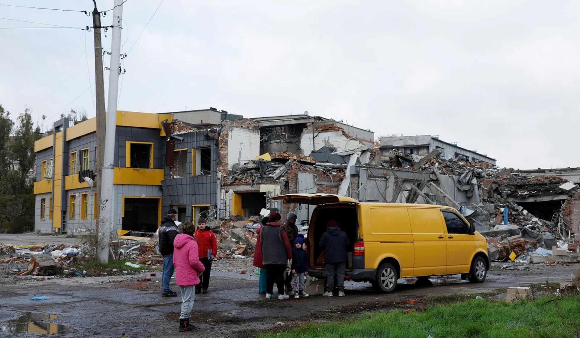People collect aid from a van in the eastern Donbas region of Bakhmut