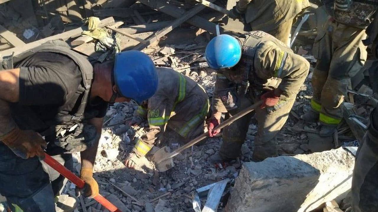 Rescuers dug in the rubble in search of victims in Toretsk