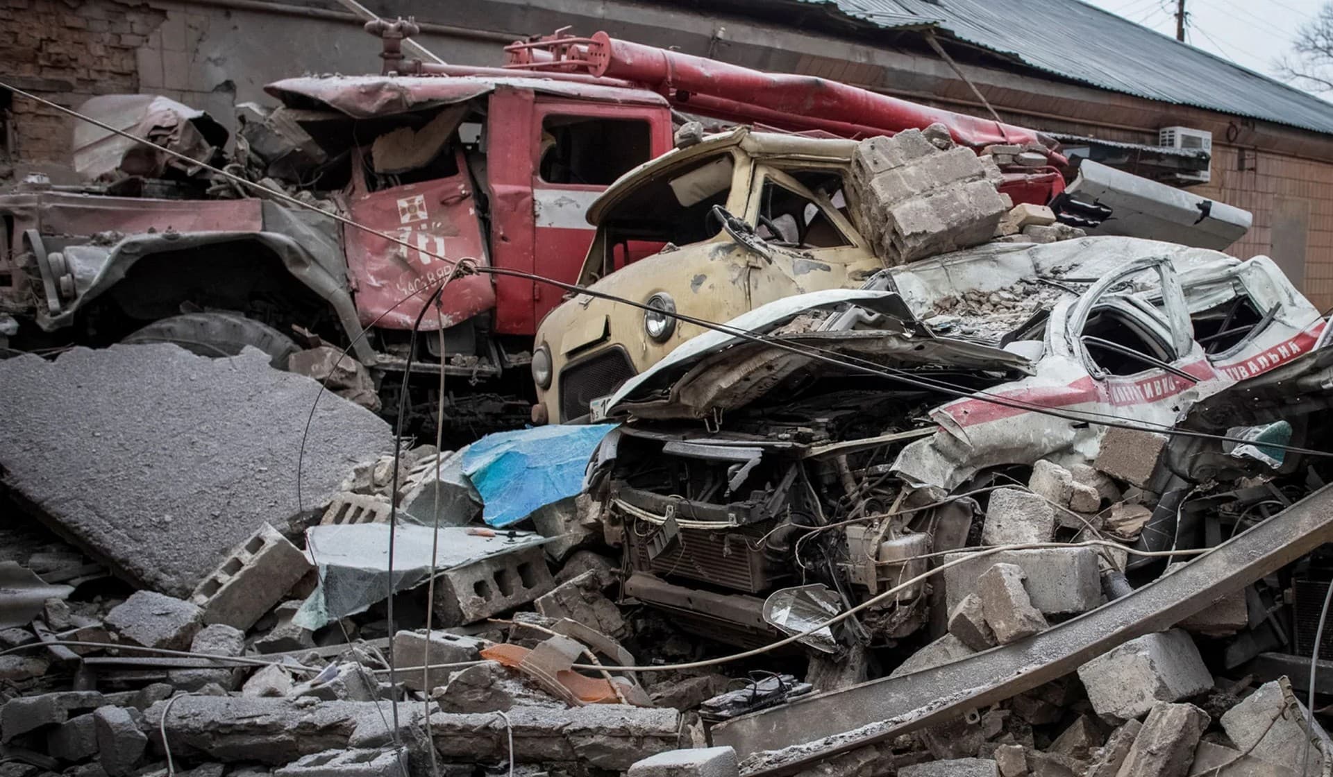 A tree smashed by shell fragments during a Russian military strike in Chasiv Yar