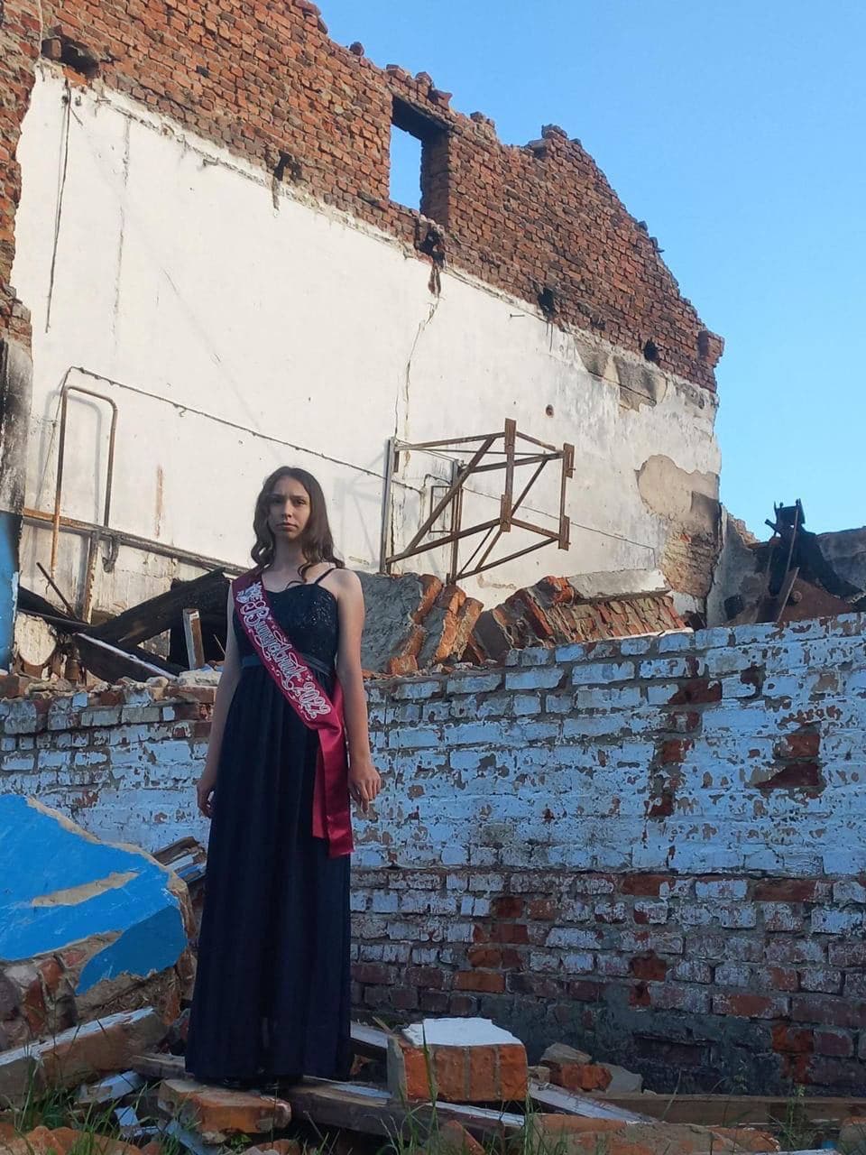 Graduation album on the ruins - in Novgorod-Seversk Chernihiv region
