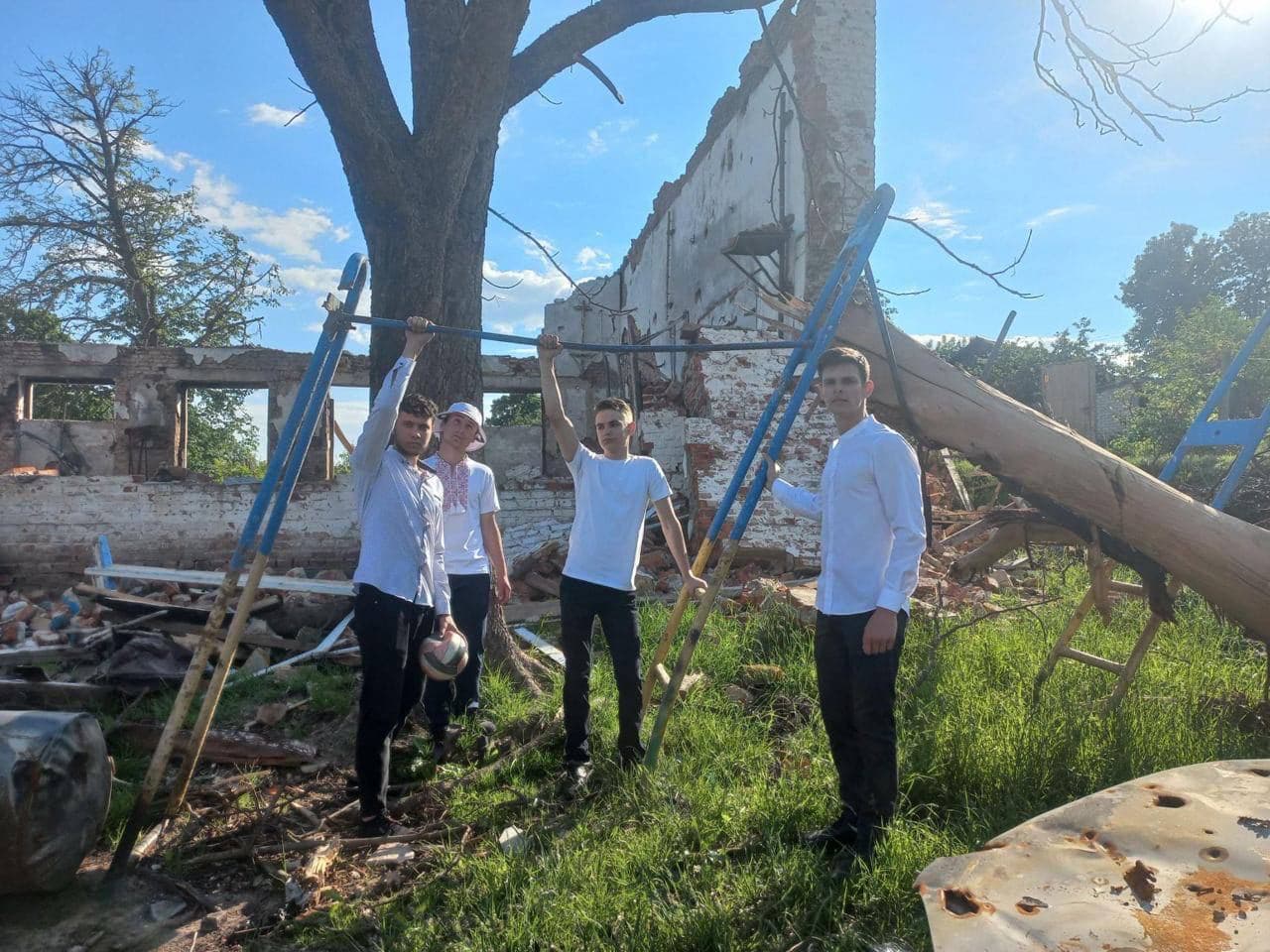 Graduation album on the ruins - in Novgorod-Seversk Chernihiv region