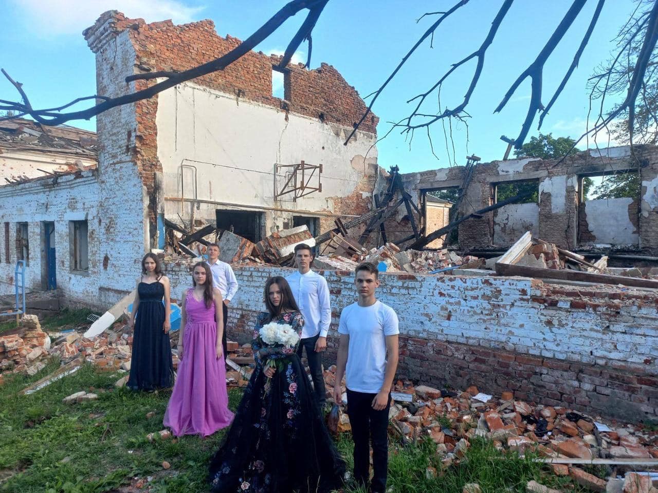 Graduation album on the ruins - in Novgorod-Seversk Chernihiv region
