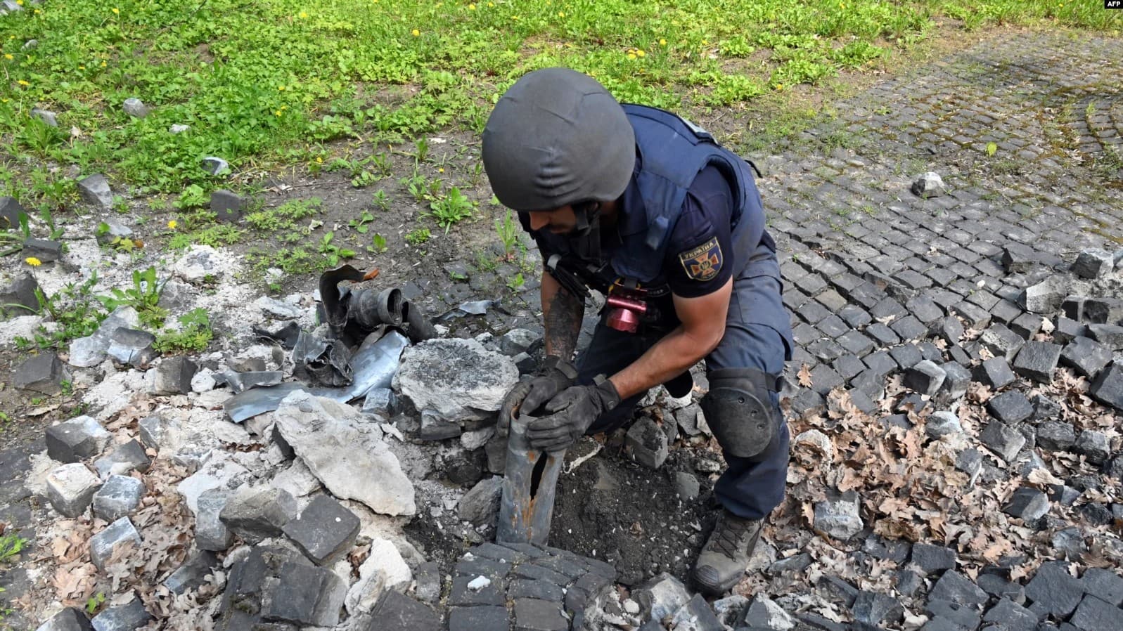 Explosives expert extracts fragment of Russian missile in Kharkiv