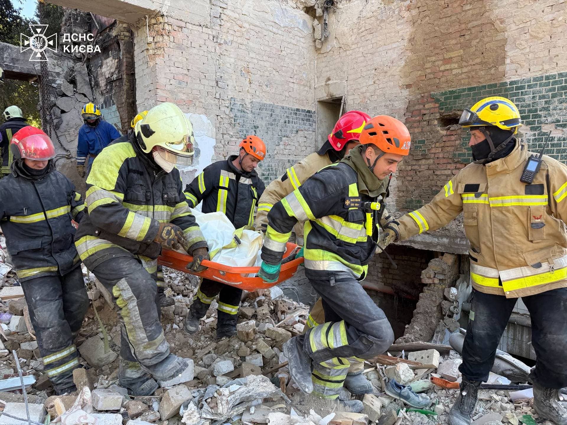 Debris removal in Solomianskyi district of Kyiv