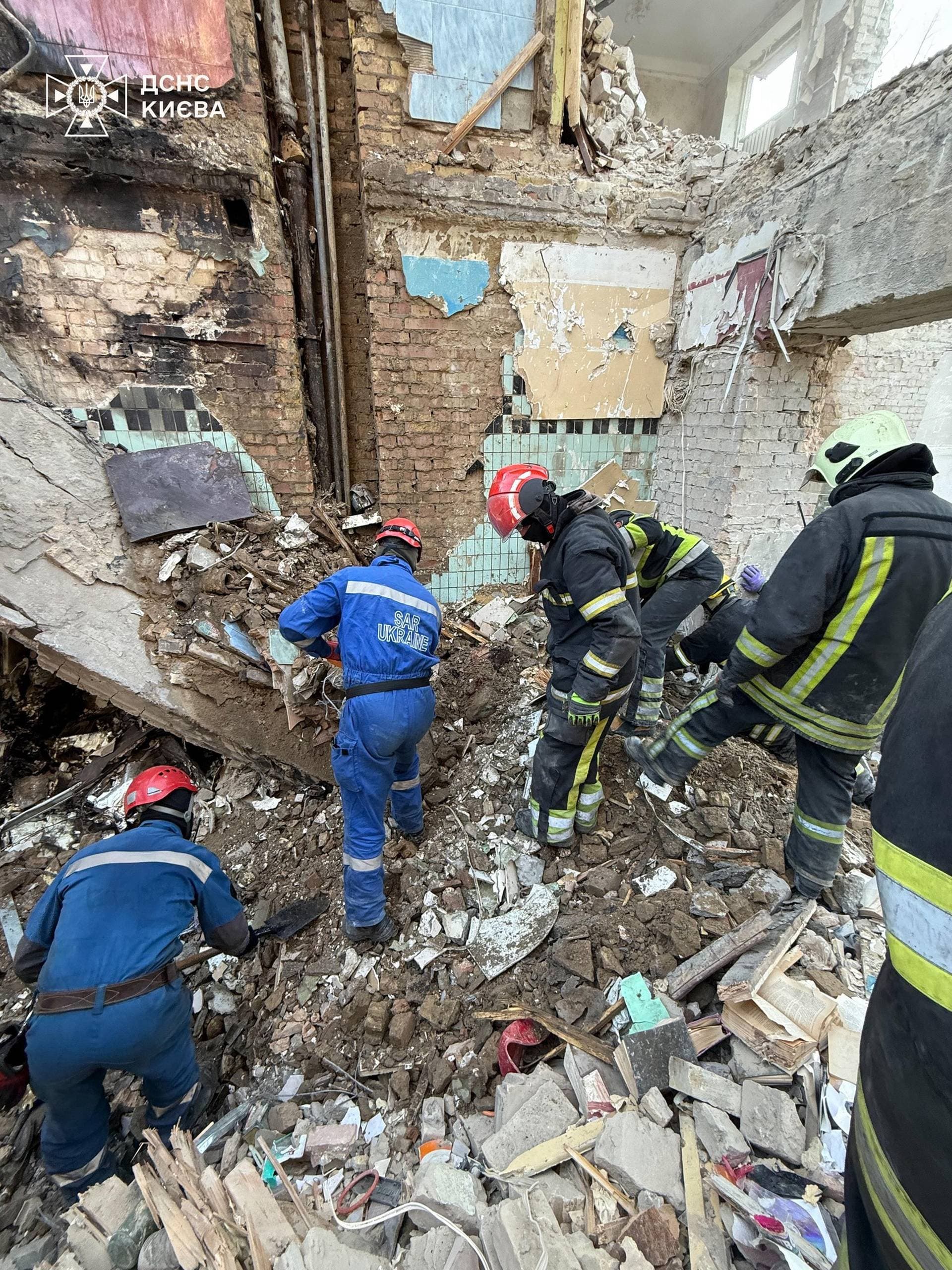 Debris removal in Solomianskyi district of Kyiv
