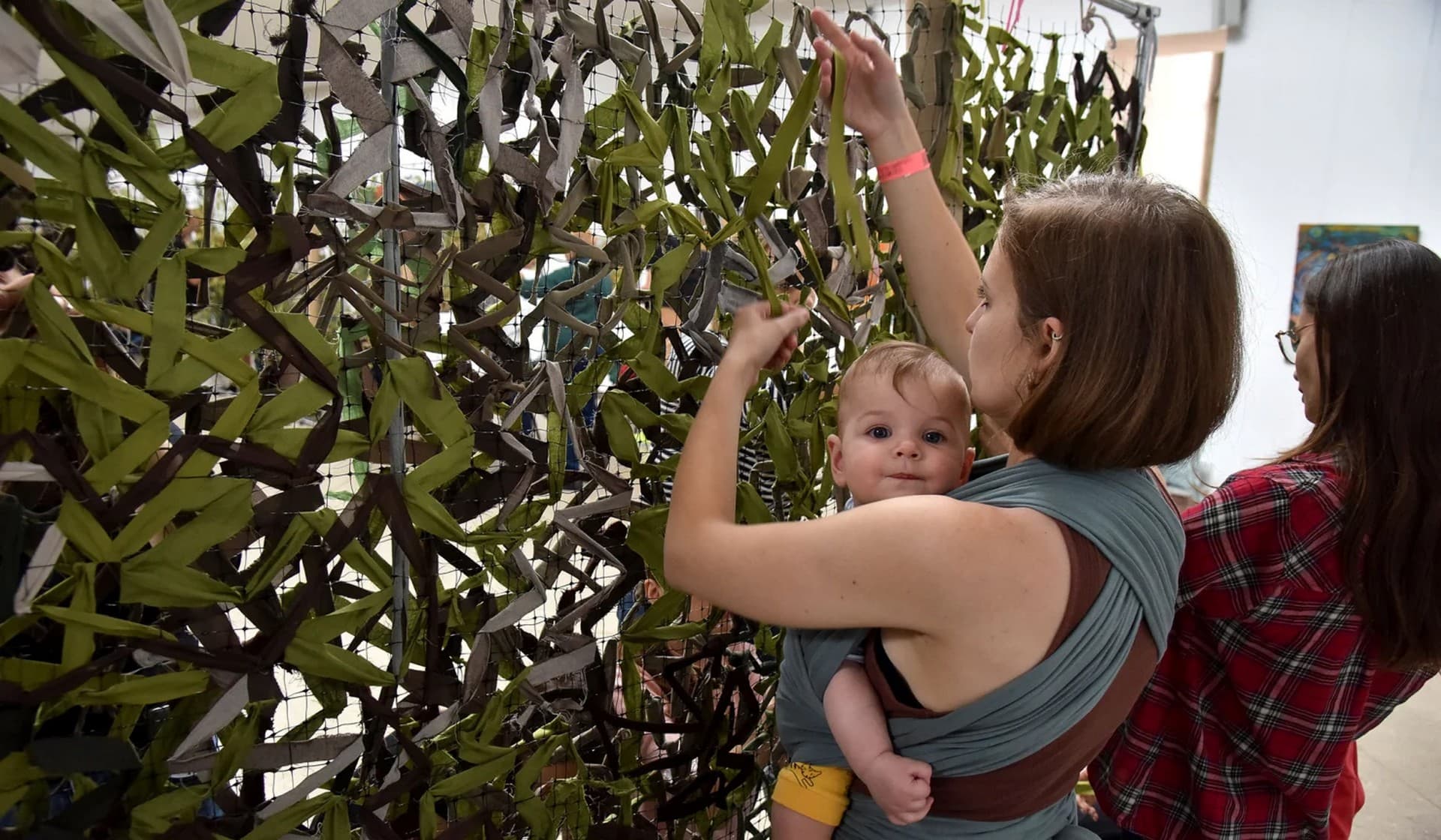 Ukrainians make camouflage nets