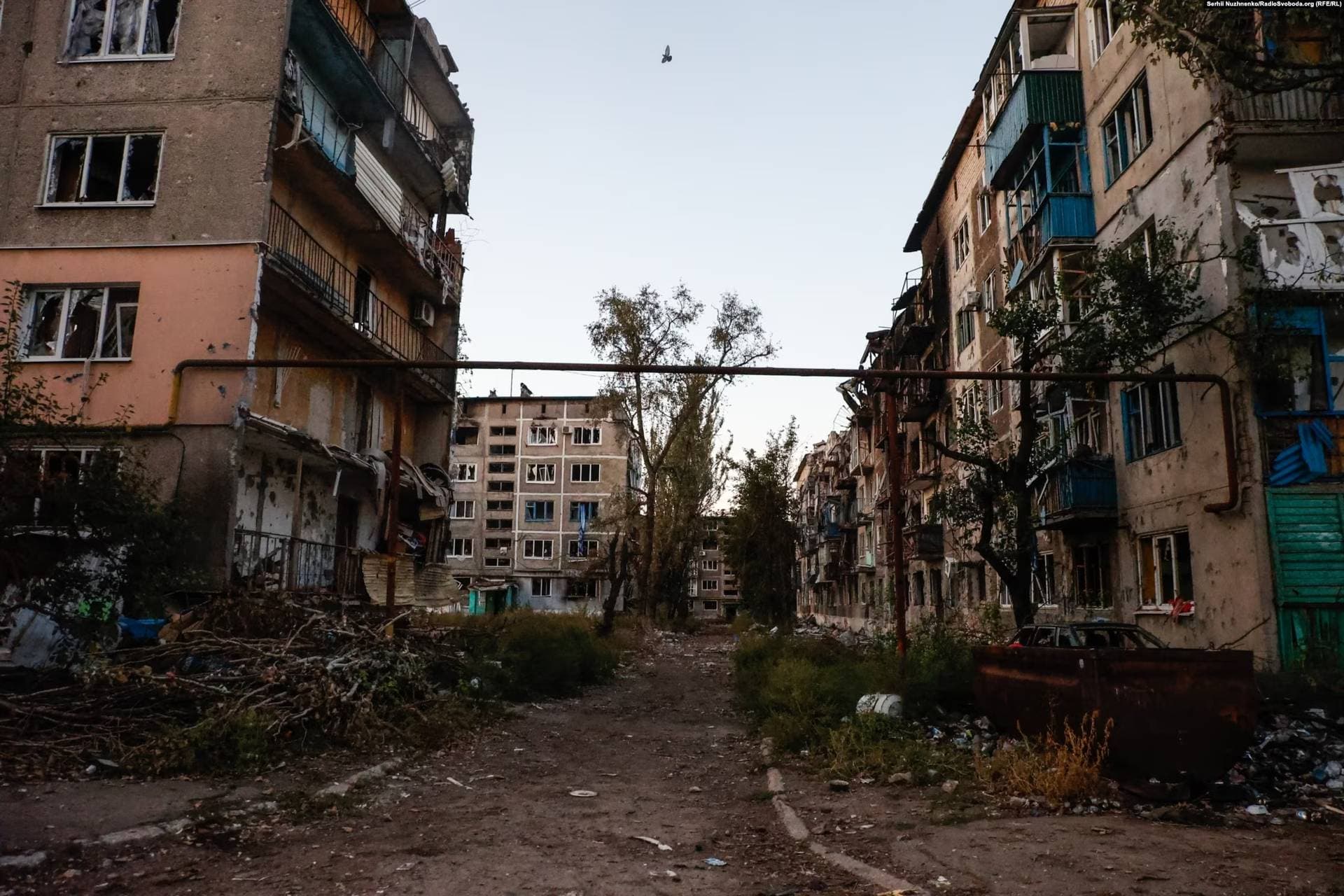 damaged buildings in Vuhledar