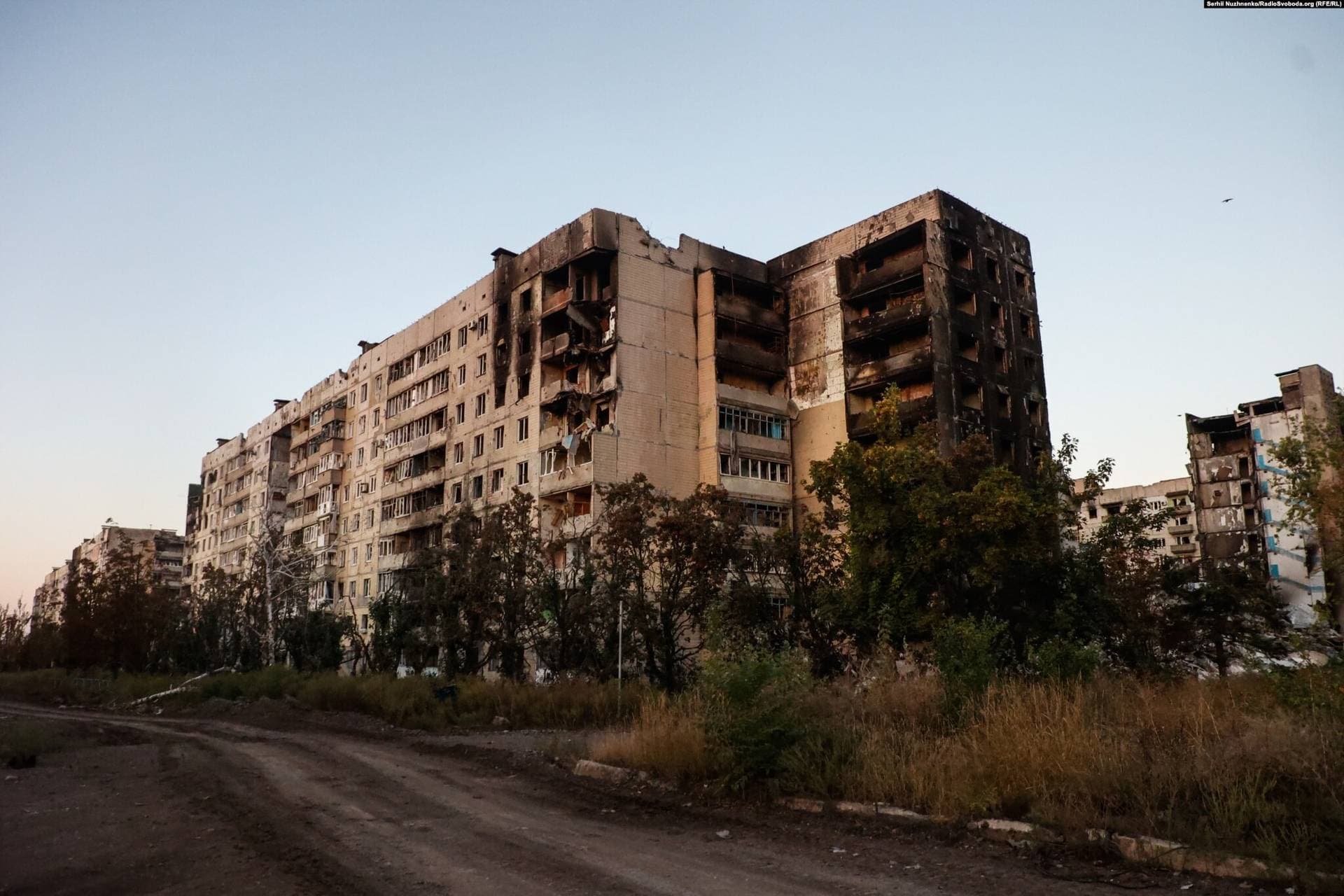 damaged buildings in Vuhledar