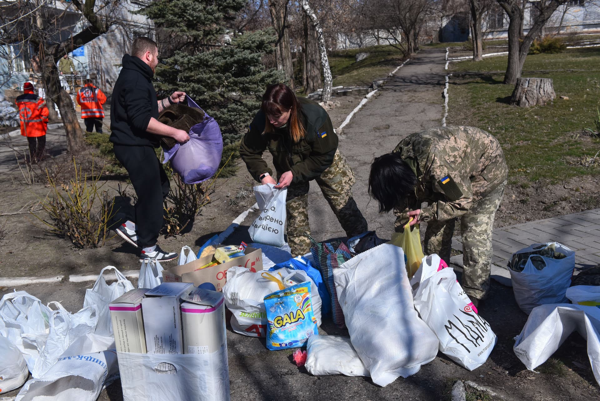 people getting humanitarian aid from red cross